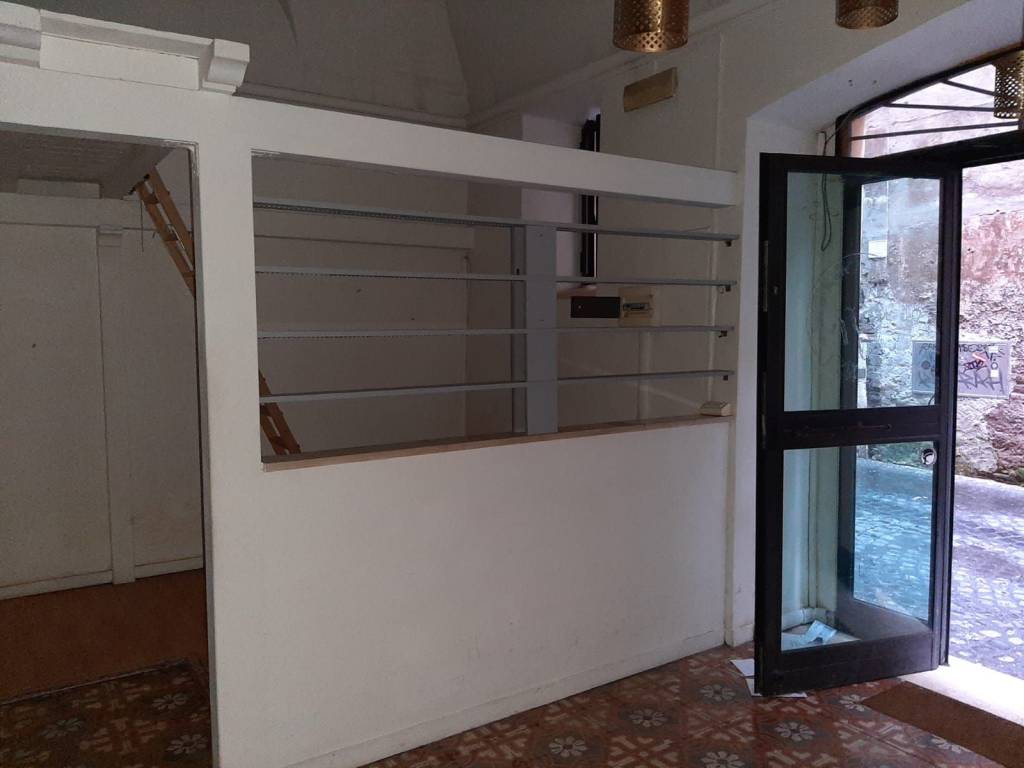 negozio in vendita a Roma in zona Trevi-Colonna