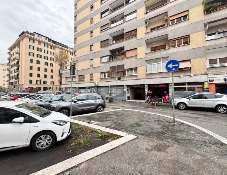 negozio in vendita a Roma in zona Portuense