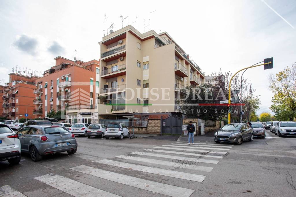 appartamento in vendita a Roma in zona Appio Claudio