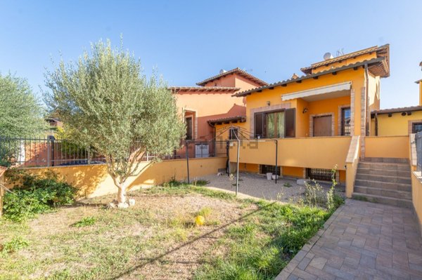 casa indipendente in vendita a Roma in zona Valle Santa