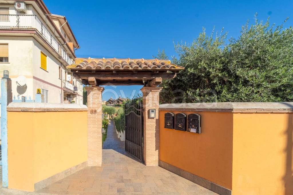 casa indipendente in vendita a Roma in zona Valle Santa