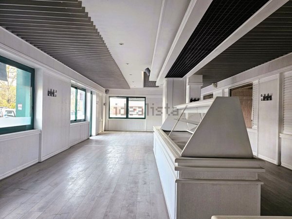 locale commerciale in vendita a Roma in zona Ostia