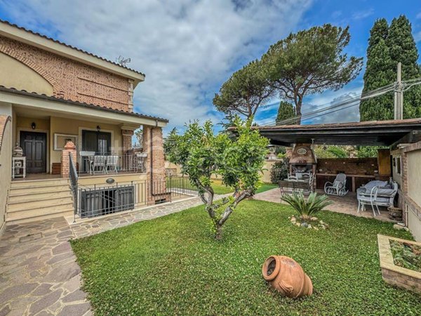 casa indipendente in vendita a Roma in zona Infernetto
