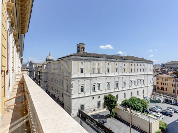 appartamento in vendita a Roma in zona Parione/Sant'Eustachio