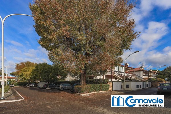 casa indipendente in vendita a Roma in zona Casal Palocco