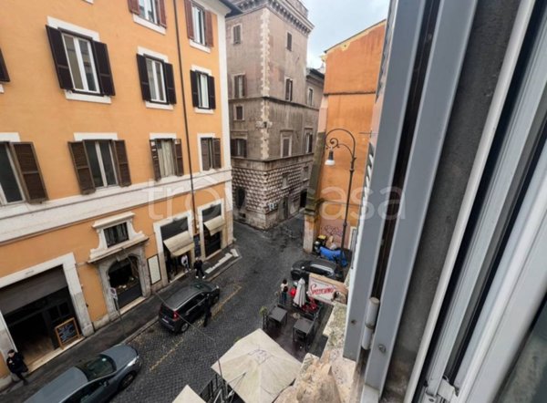 appartamento in vendita a Roma in zona Parione/Sant'Eustachio