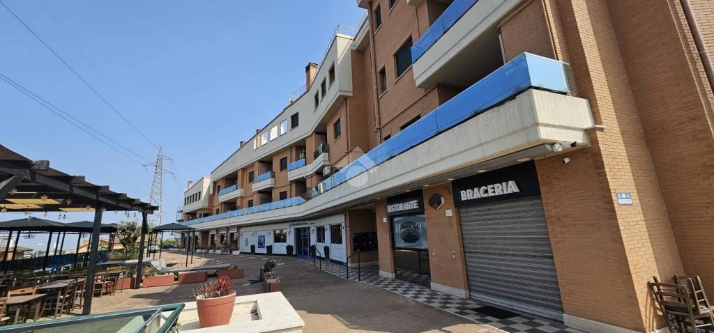 negozio in vendita a Roma in zona Osteria del Curato