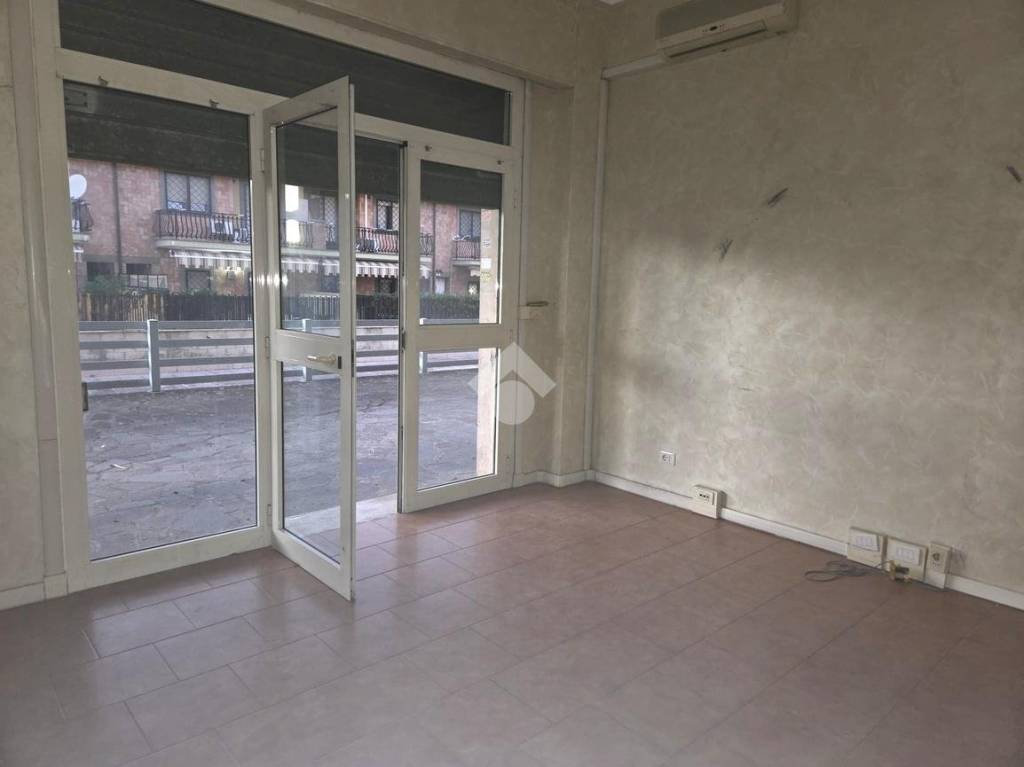 negozio in vendita a Roma in zona Casal Morena