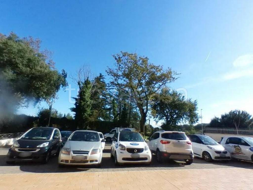 locale commerciale in vendita a Roma in zona Casalotti