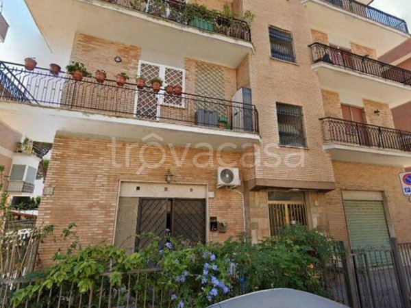 appartamento in vendita a Roma in zona Colle del Sole