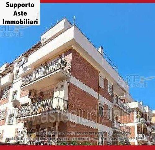 appartamento in vendita a Roma in zona Corviale