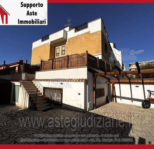 appartamento in vendita a Roma in zona Torre Gaia