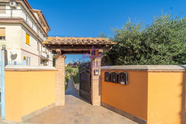 appartamento in vendita a Roma in zona Valle Santa