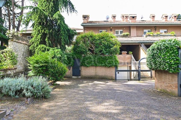 casa indipendente in vendita a Roma in zona Appio Pignatelli