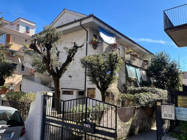 appartamento in vendita a Roma in zona Tomba di Nerone