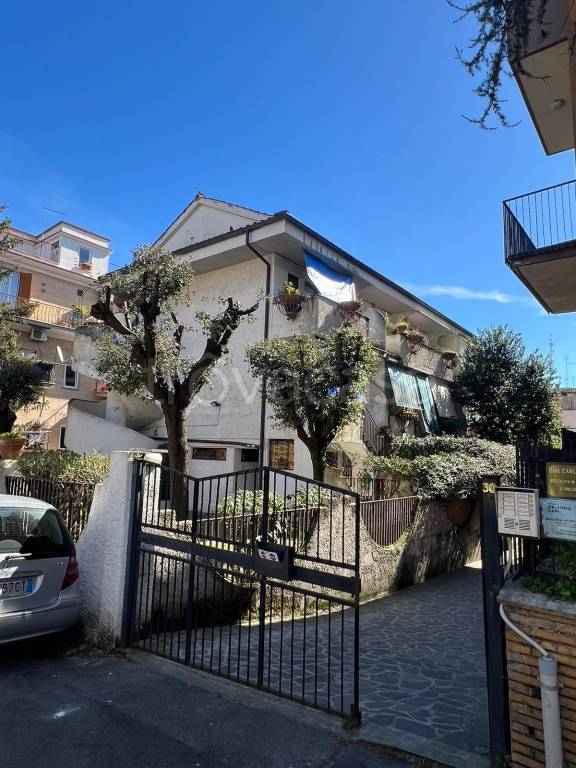 appartamento in vendita a Roma in zona Tomba di Nerone