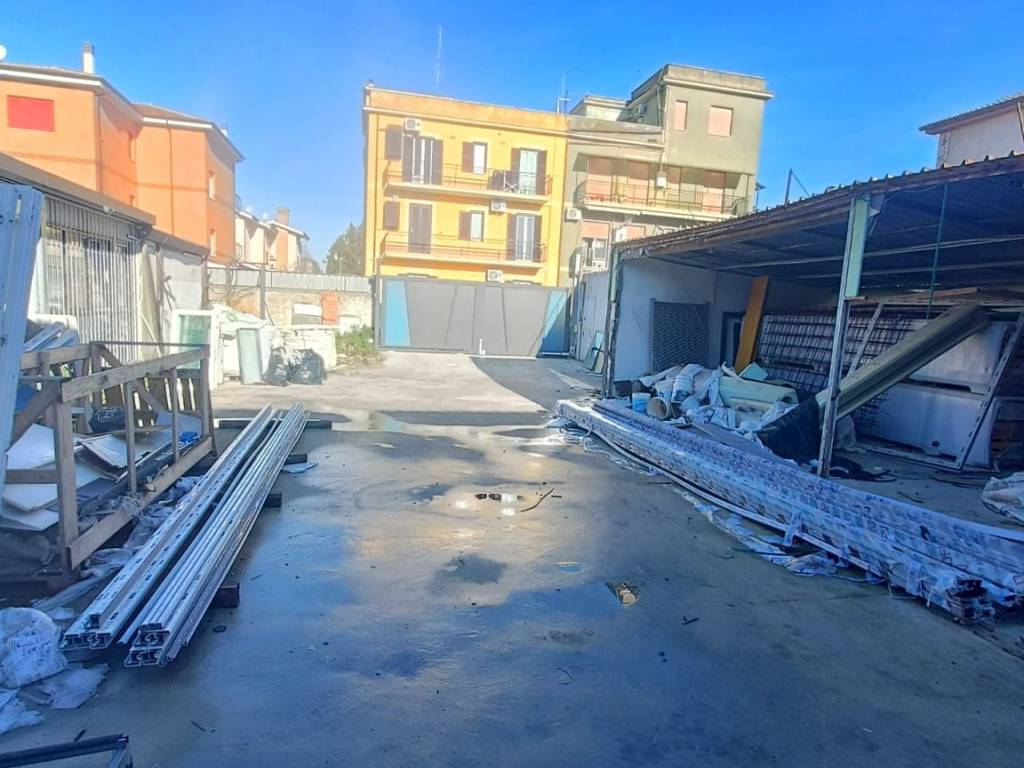 locale commerciale in vendita a Roma in zona Pantan Monastero