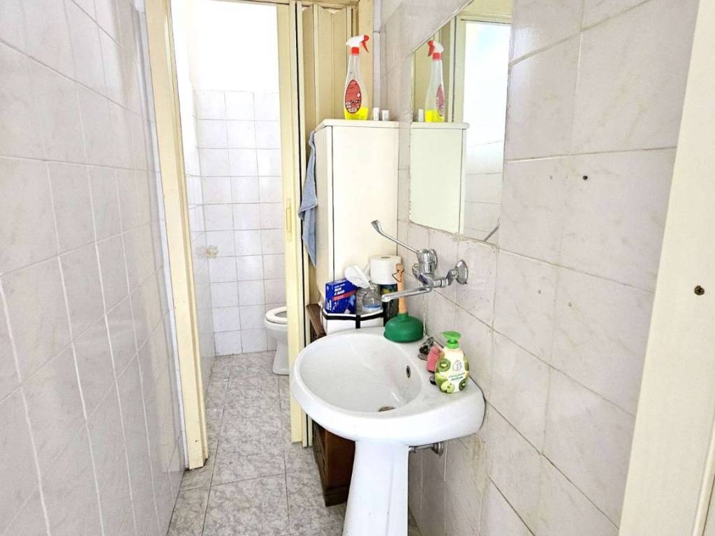 negozio in vendita a Roma in zona Torre Angela