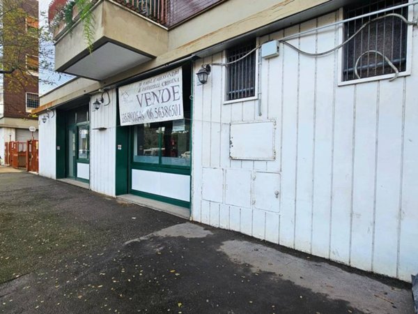 negozio in vendita a Roma in zona Castel Fusano