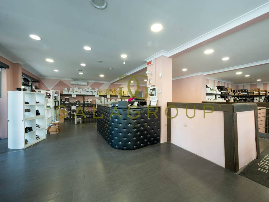 negozio in vendita a Roma in zona Cinecittà