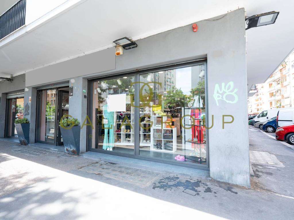 negozio in vendita a Roma in zona Cinecittà