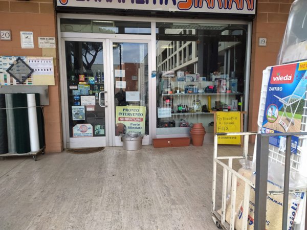 negozio in vendita a Roma in zona Ostiense