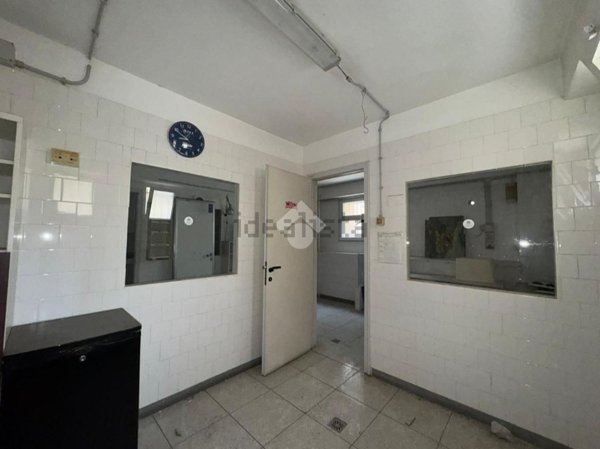 locale commerciale in vendita a Roma in zona Appio Latino