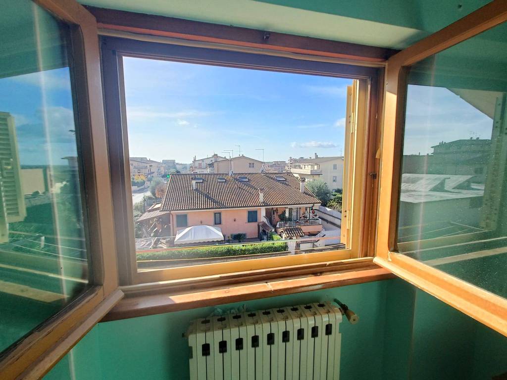 appartamento in vendita a Roma in zona Pantan Monastero