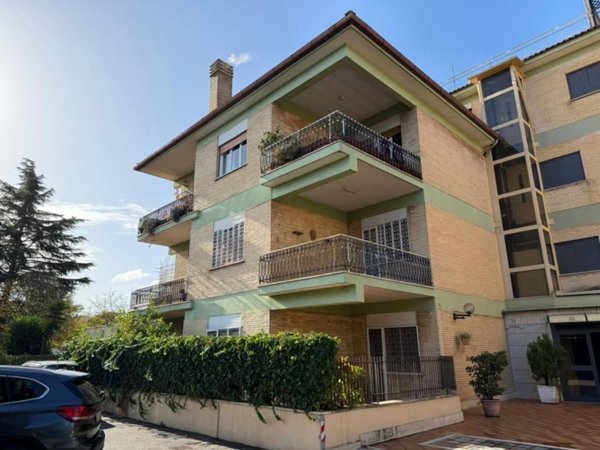 appartamento in vendita a Roma in zona Appio Claudio