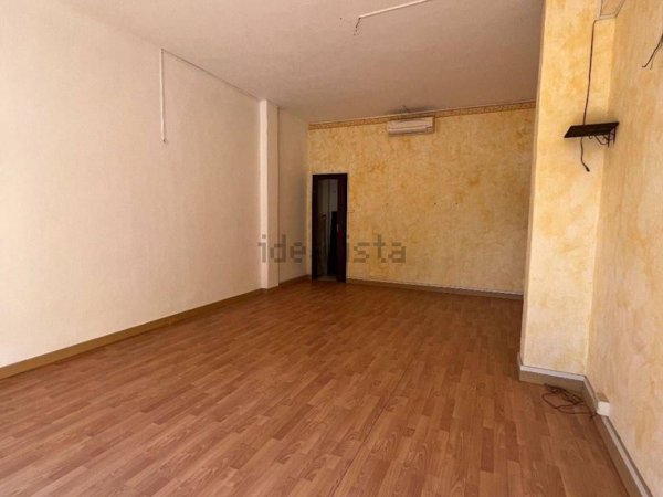 locale commerciale in vendita a Roma in zona Primavalle