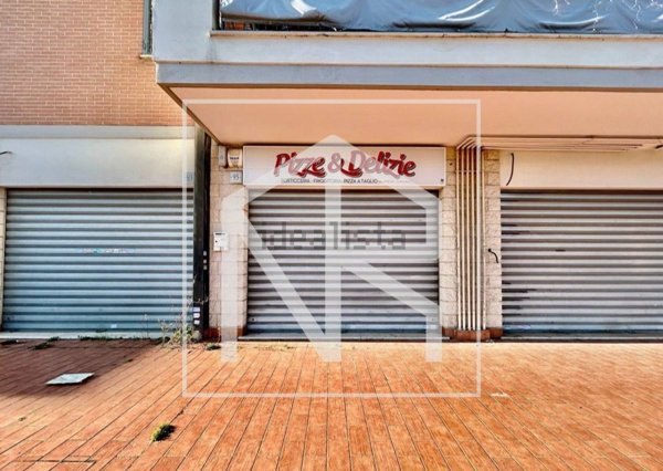 locale commerciale in vendita a Roma in zona Ponte di Nona
