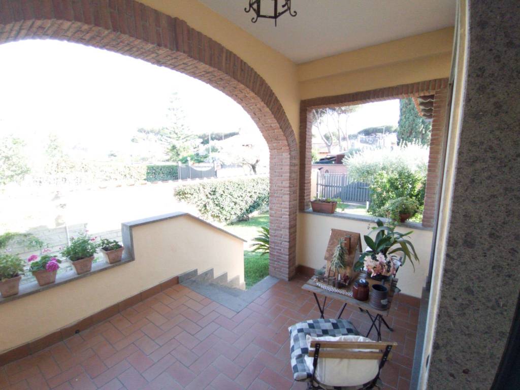 casa indipendente in vendita a Roma in zona Casal Palocco