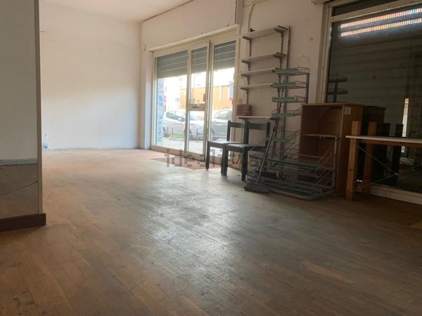 negozio in vendita a Roma in zona Primavalle