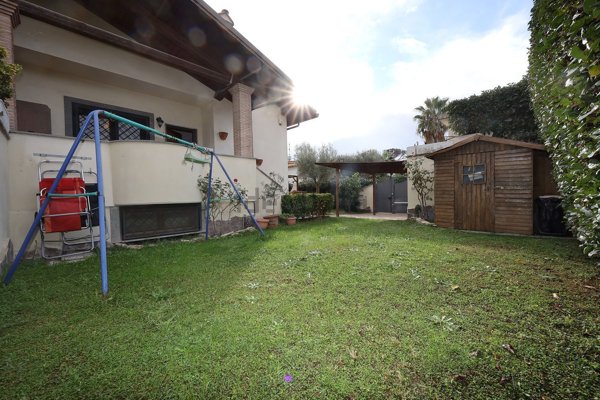 casa semindipendente in vendita a Roma in zona Infernetto