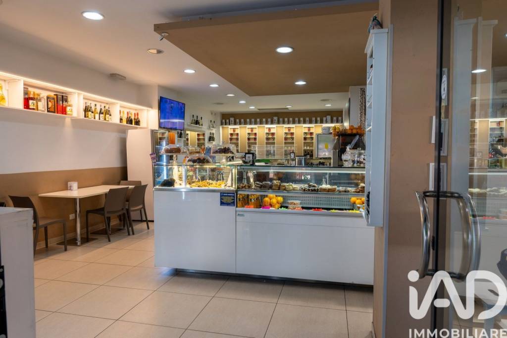 negozio in vendita a Roma in zona Ardeatino