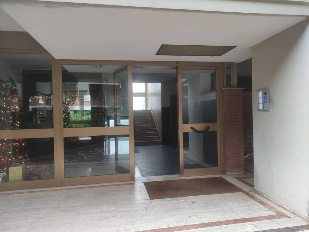 locale commerciale in vendita a Roma in zona Torrino