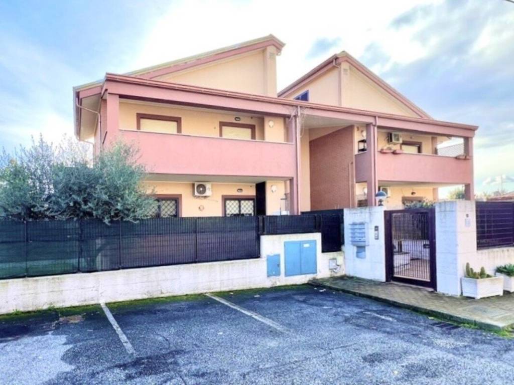 appartamento in vendita a Roma in zona Giardini di Corcolle