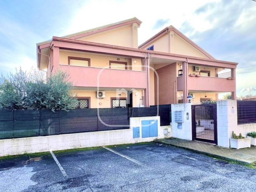 appartamento in vendita a Roma in zona Giardini di Corcolle