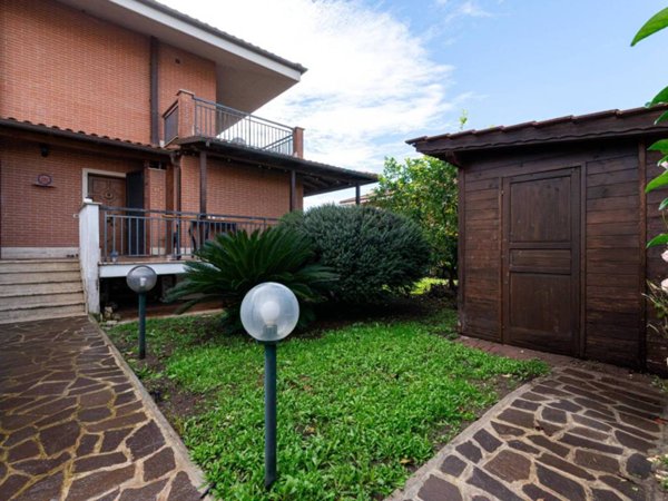 casa indipendente in vendita a Roma in zona Infernetto