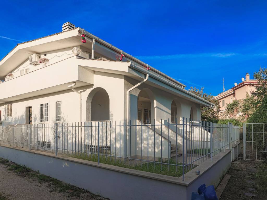 casa indipendente in vendita a Roma in zona Infernetto