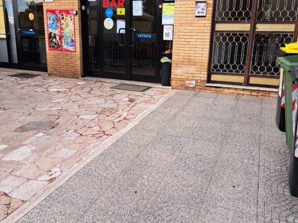 negozio in vendita a Roma in zona Casal Boccone