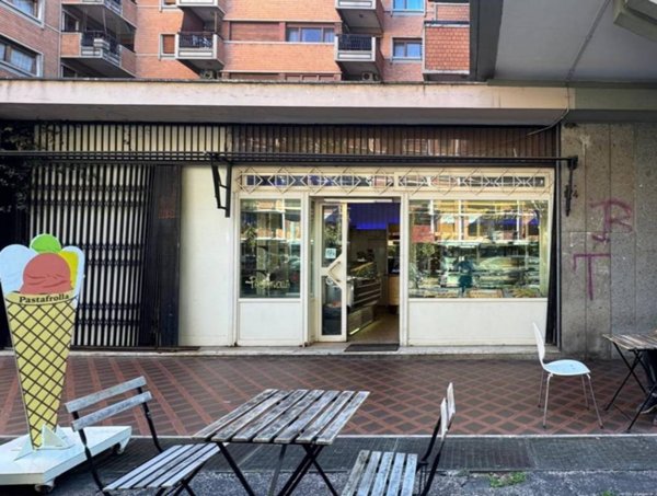 negozio in vendita a Roma in zona Tuscolano