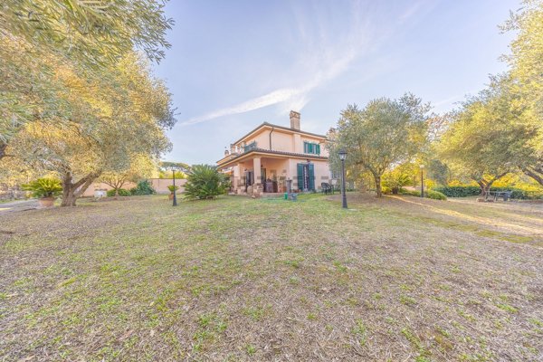 casa indipendente in vendita a Roma in zona Cinquina