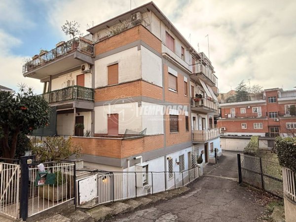 appartamento in vendita a Roma in zona Tomba di Nerone
