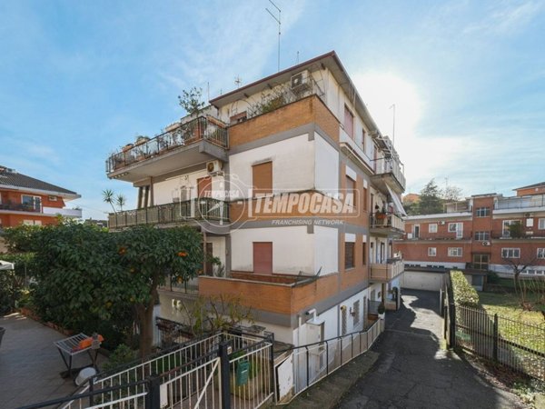 appartamento in vendita a Roma in zona Tomba di Nerone