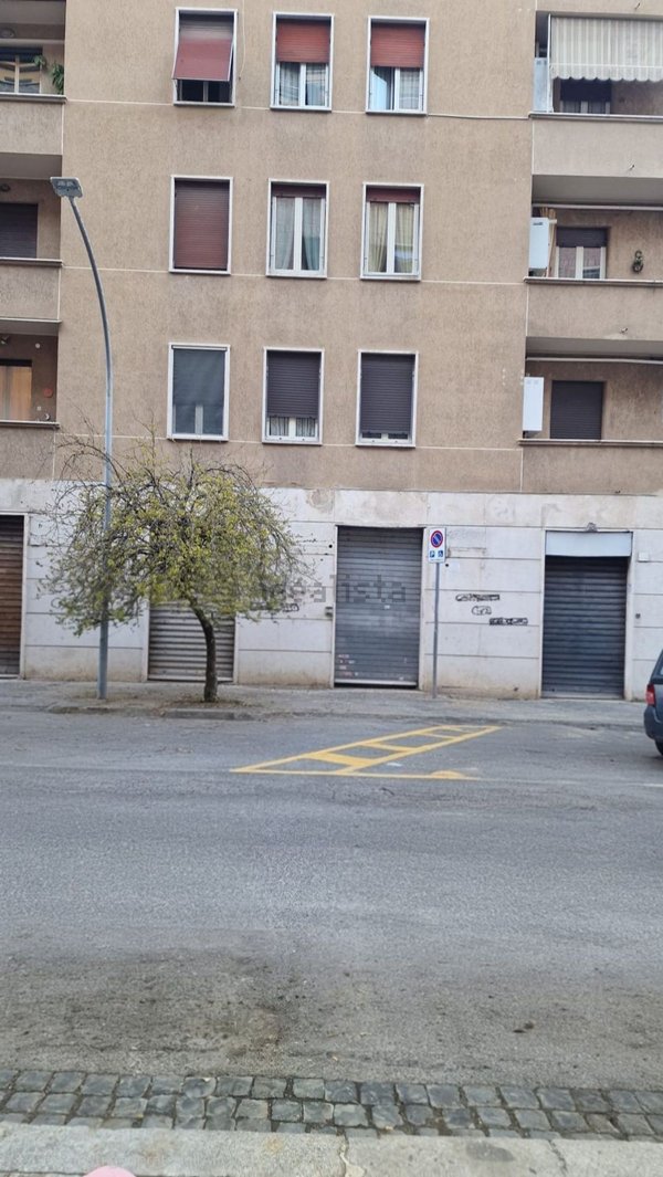 negozio in vendita a Roma in zona Tuscolano