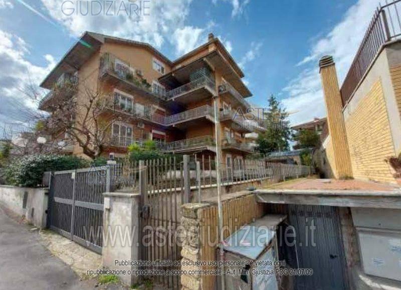 appartamento in vendita a Roma in zona Appio Pignatelli