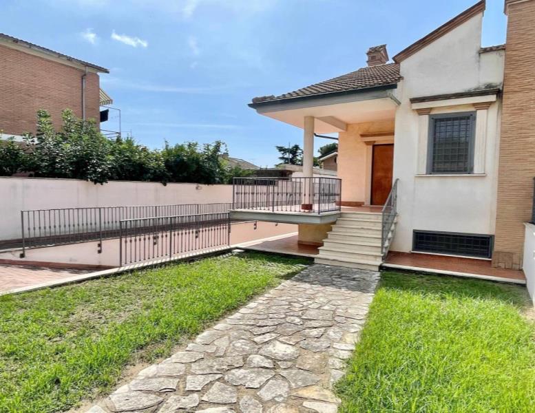 casa indipendente in vendita a Roma in zona Infernetto