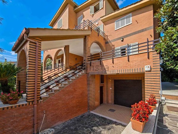 casa indipendente in vendita a Roma in zona Valle Santa