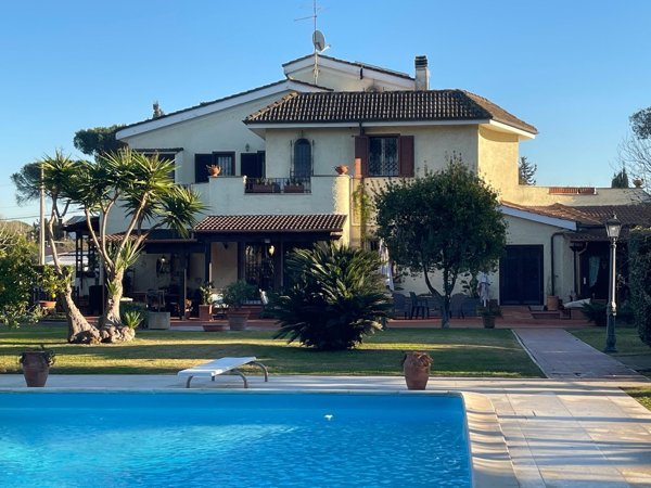 casa indipendente in vendita a Roma in zona Infernetto